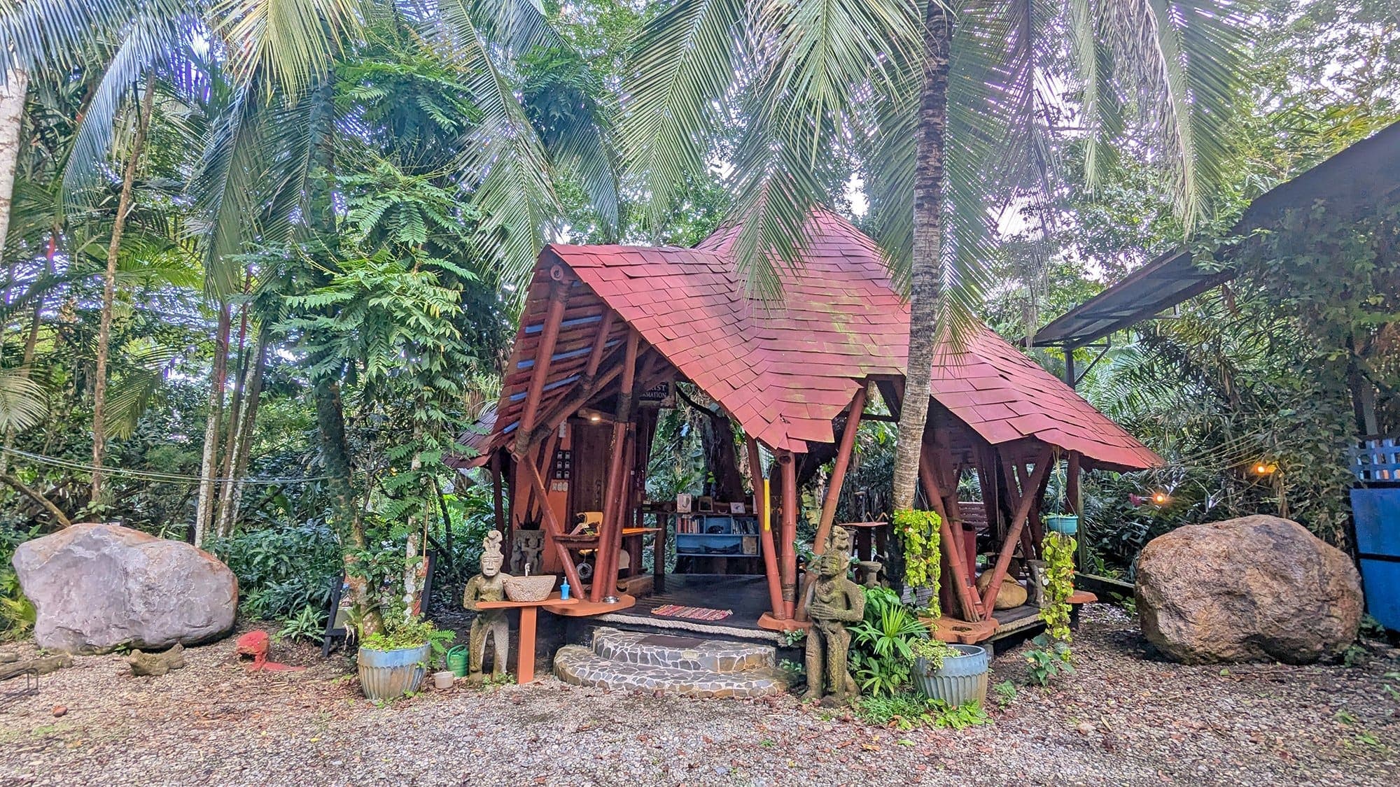 The 24/7 reception rancho at the lodge entrance, framed by palms